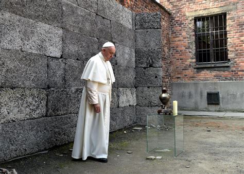 Papa Francesco ad Auschwitz: a piedi, da solo, sotto la ...