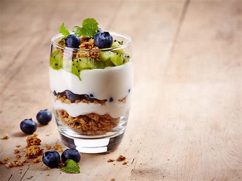 Parfait de Yogur con BENECOL®, frutas y granola | COLANTA®