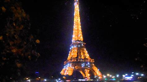 París, Torre Eiffel de noche.   YouTube