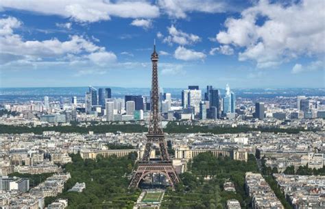 Paris VIIe arrondissement : la vue sur la tour Eiffel, à ...