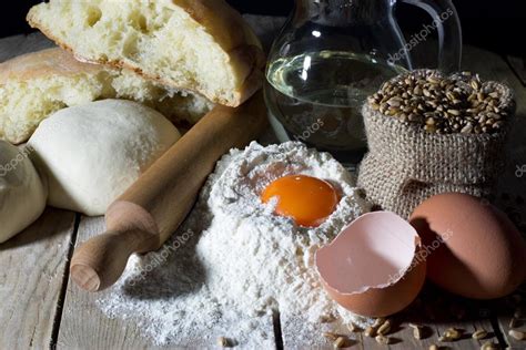 Pasta, pan y los ingredientes para hacer pan en la mesa de ...