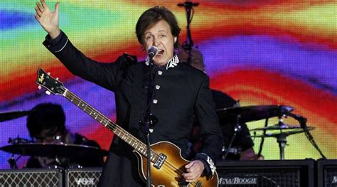 Paul McCartney does duet with 10 year old fan during ...