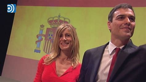 Pedro Sánchez aparece con la bandera de España y con su ...