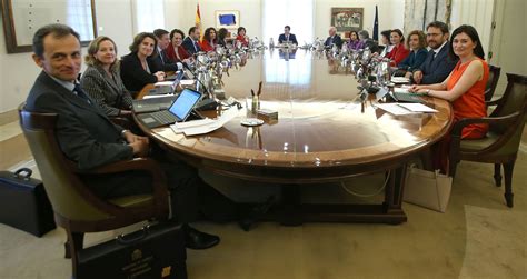 Pedro Sánchez lideró su primer consejo de ministros en ...