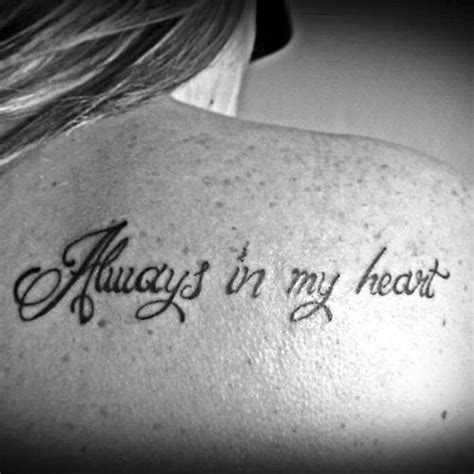 Pequeño tatuaje en la espalda que dice “Always in my heart ...