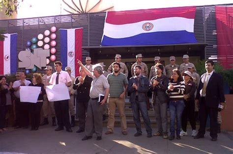 Periodistas protestan frente al SNT   Paraguay.com