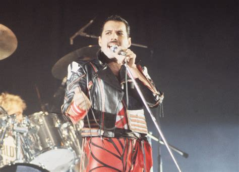 PHOTO: First Look at Rami Malek as Freddie Mercury