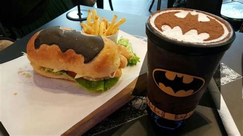Pide una hamburguesa Batman o un café Superman en el ...