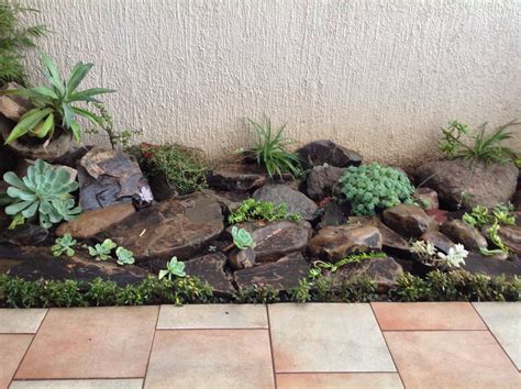 Piedras y plantas de sombra, buena idea para decorar un ...