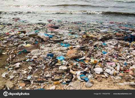 Playa contaminada en un pueblo de pescadores en Vietnam ...