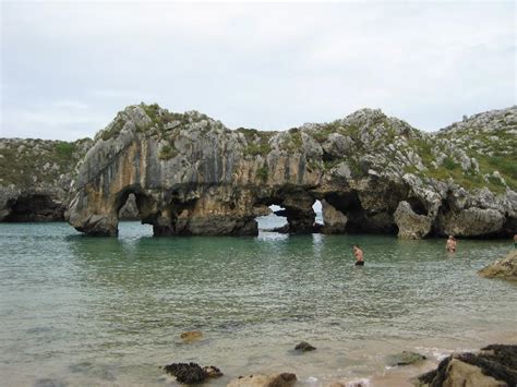Playa Cuevas del Mar en Llanes, Asturias