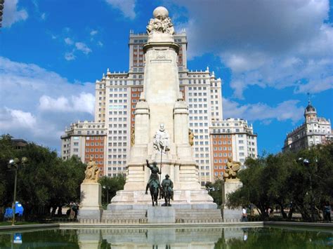 Plaza de España et Templo de Debod. Apartamentos Madrid ...
