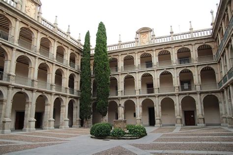 Plaza interior de la Universidad de Alcalá: fotografía de ...