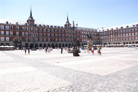 plaza mayor de madrid hoy   Reflejo en Plaza Mayor   Madrid