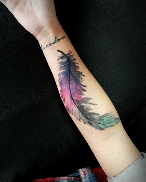 Pluma de colores   Tatuajes para Mujeres