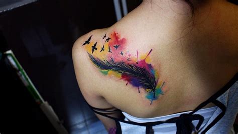 Plumas De Aves Con El Tatuaje — Cluber