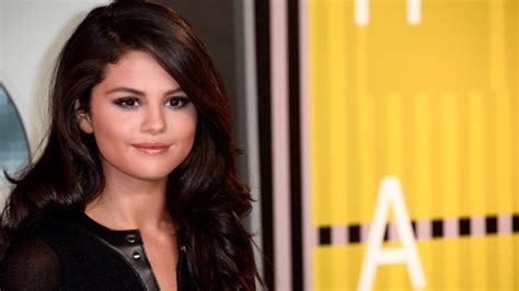 Pop star Selena Gomez diagnosed with lupus   BBC News