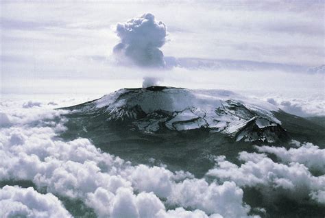 Popocatepetl Volcano   Bing images