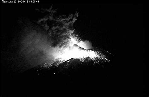 Popocatepetl volcano erupts in Mexico on April 18, 2016 ...