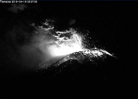 Popocatepetl volcano erupts in Mexico on April 18, 2016 ...