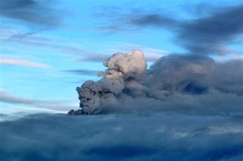 Popocatepetl volcano spits out a cloud of ash over Mexico ...