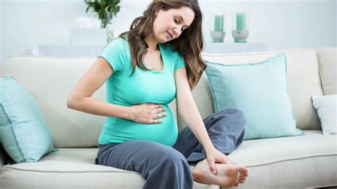 ¿Por qué se hinchan los pies en el embarazo?