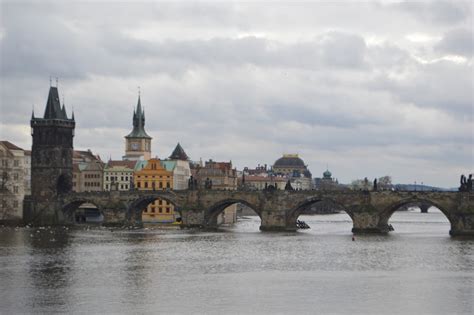 POR TIERRA POR LA TIERRA: El puente de Carlos en Praga