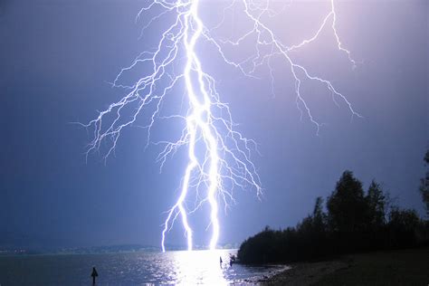 Positive Lightning Strikes Intensify As Cosmic Rays ...