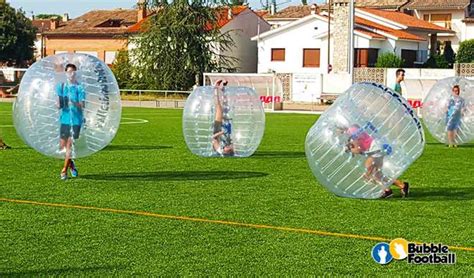 Practicar fútbol burbuja en Madrid