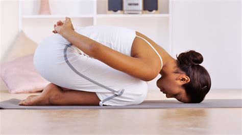 Practicar yoga para los colicos menstruales o dolores ...
