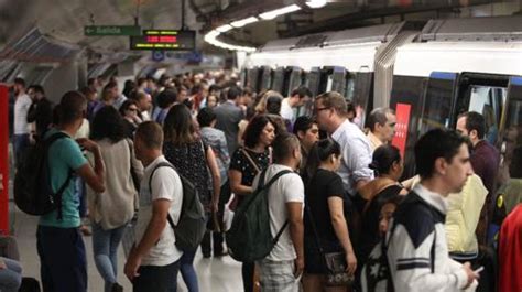 Primer día de huelga de Metro Madrid: trenes abarrotados a ...
