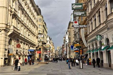 Principal calle peatonal en el centro de Viena — Foto ...