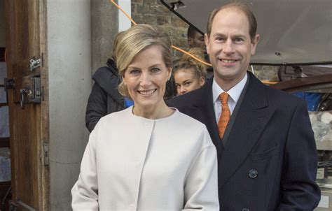 Príncipe Eduardo e a mulher representam família real ...