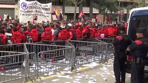 Protesta masiva frente a la sede del PP en Barcelona
