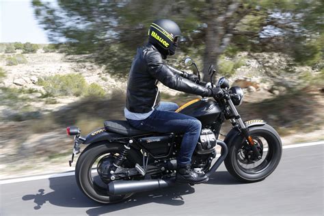 Prueba Moto Guzzi V9 Bobber: dark custom | Moto1Pro