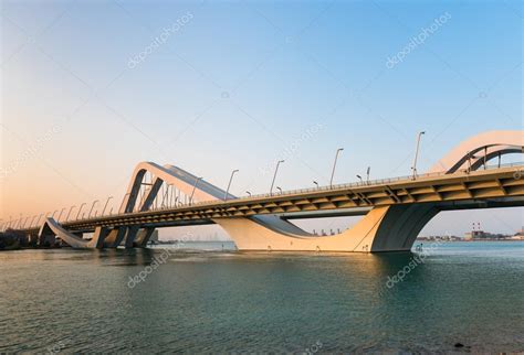 Puente de Sheikh Zayed, Abu Dabi, Emiratos Árabes Unidos ...
