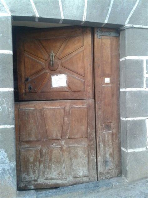 Puerta de madera dividida en dos partes. | Puertas/Doors ...