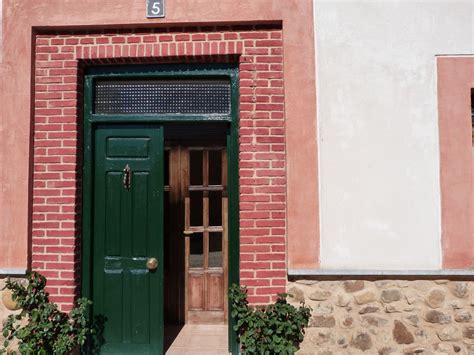 Puerta De Una Casa. Elegant Moderna Puerta Roja With ...