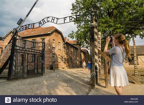 Puerta principal. campo de concentracion de Auschwitz io ...