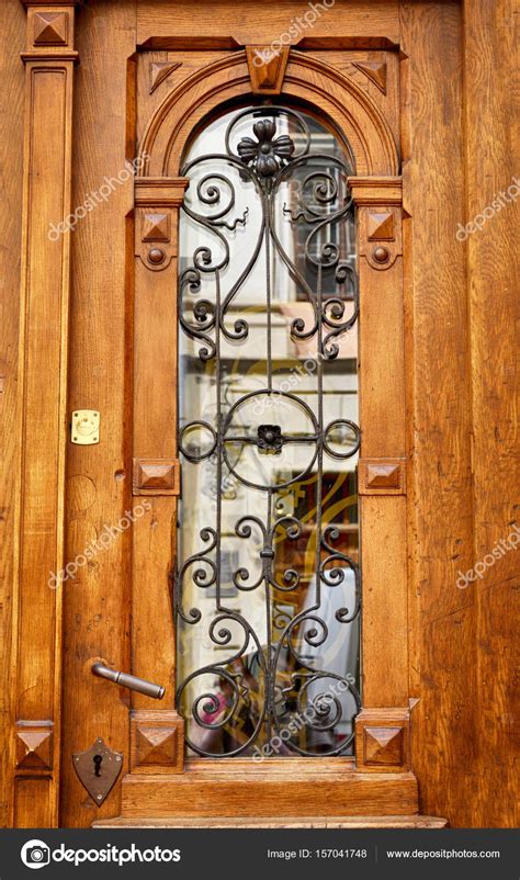 Puertas de madera con reja de hierro forjado y vidrio ...