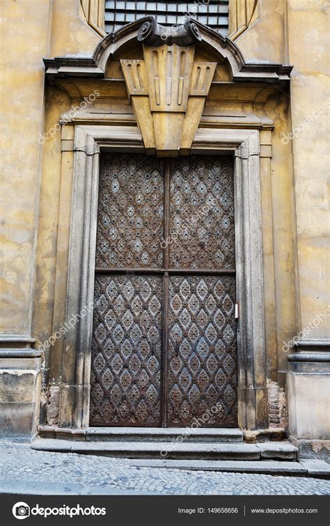 Puertas y rejas de hierro forjado antigua — Foto de stock ...