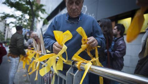 Pugna por los lazos amarillos en Barcelona | Cataluña | EL ...