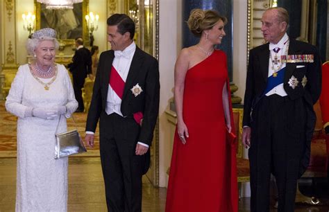 Queen Elizabeth II holds state dinner for Mexico s ...