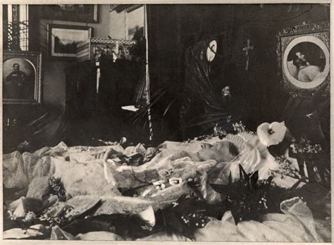 Queen Victoria s deathbed, overlooked by a picture of ...
