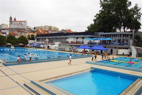 Quer explorar uma piscina olímpica, e equipamentos anexos ...