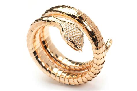 Rabat  Anillo de oro con diamantes, en forma de serpiente ...