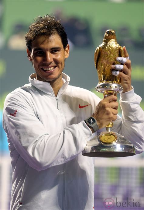 Rafa Nadal junto al trofeo del torneo ATP 250 de Doha ...