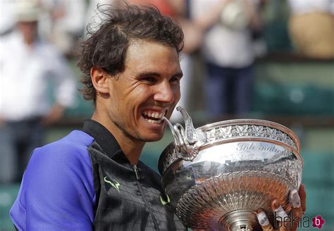 Rafa Nadal mordiendo el trofeo de campeón de Roland Garros ...