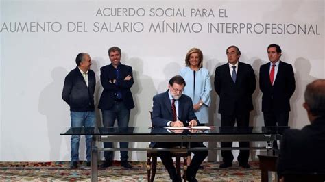 Rajoy logra firmar con los agentes sociales la subida ...