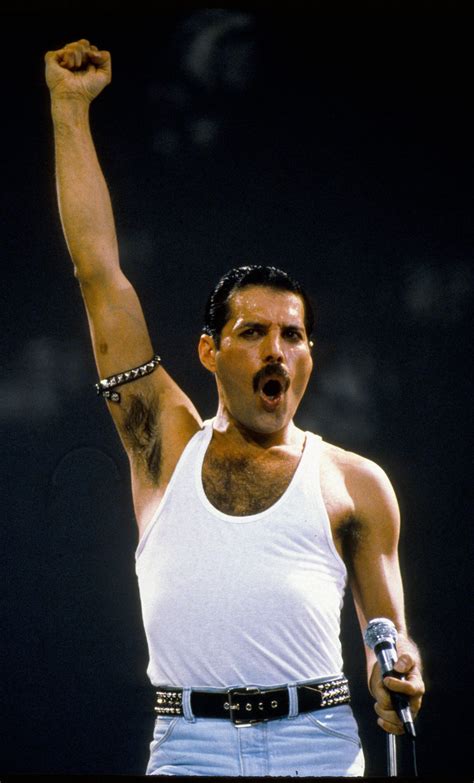 Rami Malek Looks Just Like Freddie Mercury In  Bohemian ...